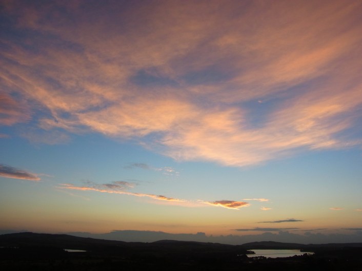Le 1er novembre. Très beau matin, suivi de pluie et vent vraiment méchants!! Complètement humide... Je suis allée acheter du charbon et des briquettes (blocs de tourbe). 11月１日　（土）　朝はこんなにきれいな空だったのに午後から塗り壁倶楽部〜激しい雨風になりました。静かな良い日でした