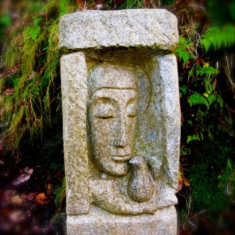 マリア様かと思っていましたが、よく見ると　St Kevinなのかも。聖ケヴィンはアイルランドの伝説の聖人。グレンダロッホに修道院を設立した人と言われています。