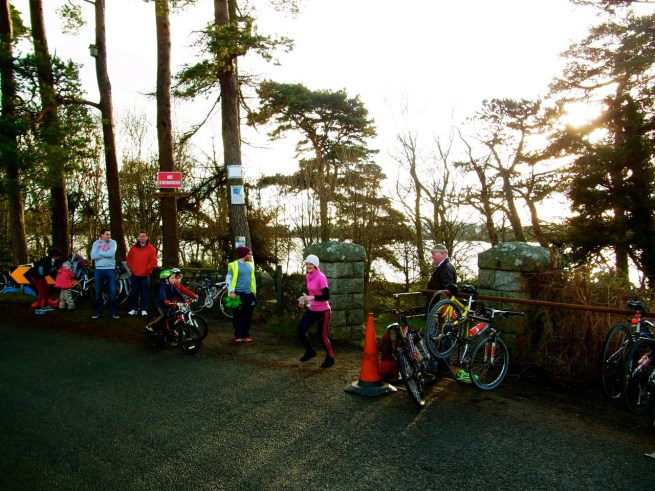 Les vrais sportifs laissent le vélo ici pour faire une course aller-retour le long du lac, à l'intérieur. ここのゲートのところで バイアスロンをやるひとたちは自転車を降りて、湖沿いのコース(たぶん4分の1周ぐらいかな)を走って往復。