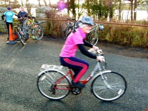 また自転車にまたがって、あっというまに走り去っていくアン。Anne, notre copine, la grande sportive!! Là elle a repris son vélo et elle est partie hyper vite.