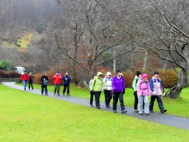 Anne's photo. The party is there to start!! 朝１０時に駐車場で待ち合わせ。みんな　雨支度で万全です。Rendez-vous au parking à 10h du matin.