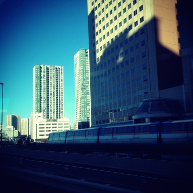 羽田からバスに乗りました。東京の晴れの日は冬も日射しが強いのだなー。De Haneda, j'ai pris un bus. Le soleil est plus fort qu'en Irelande, surtout que le jour de mon arrivée, il faisait un temps splendide!