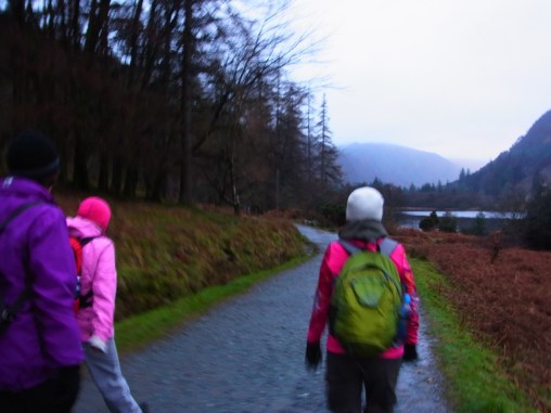 平らな「グリーンロード」　を歩き始め。「下の湖」の横を通って谷の向こうのほうをめざして行きます。On Green Road, 10:25