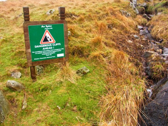 「スピンク　とんがり山」の表示。ここまで来ると、谷の奥へ向かって、だいぶ下り坂になってきます。