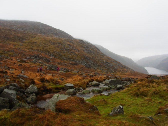 向こうに見えるのは「上の湖」　急流が流れ下っていくところです。