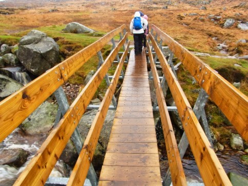 Vite! On traverse le pont pour aller rejoindre les autres pour la pause-déjeuner... 