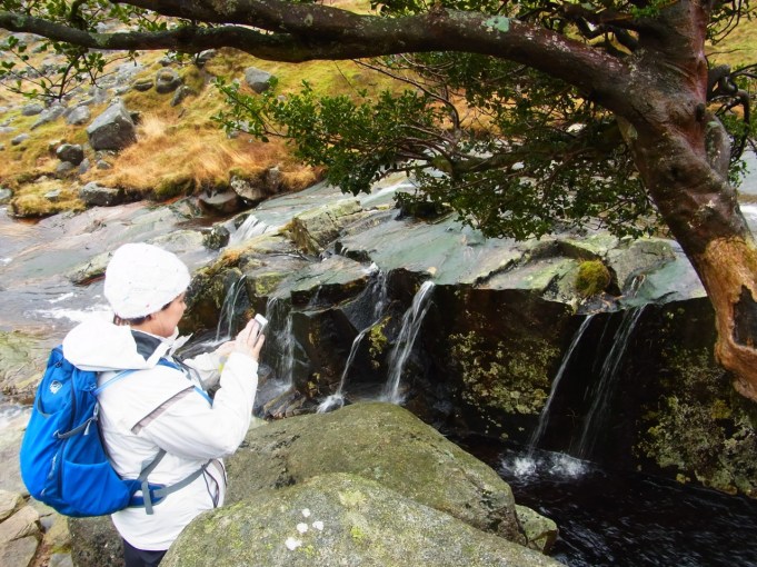 急流が大きな岩を流れ落ちるさまは、雄大です！！　Pauline the photographer!! 