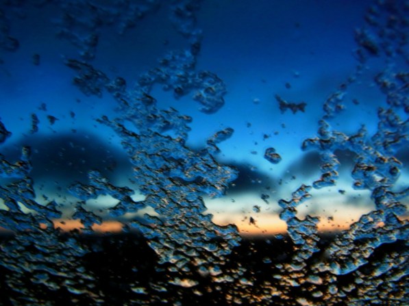 6h47 La fenêtre est gelée, brrr...  窓が凍ってるぞう　でも晴れるかなー？　６時４７分。