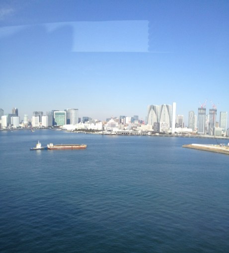 Tokyo Bay, from bus window on way to Haneda Airport. 羽田へ行く途中、レインボーブリッジを走るバスの窓から見た東京湾。首都高速の新しいルートを通って１時間で羽田に着きました。成田に比べて近いので楽チン！