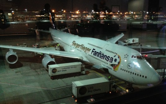 とっぷり暮れた夜のフランクフルトで乗り換え。Changement à Frankfurt avec plusieurs heures à tuer.