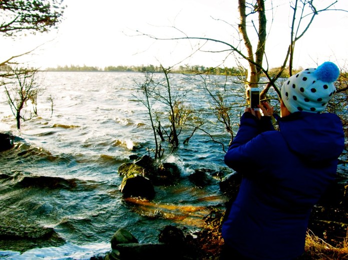 湖の向こう岸は風がびゅんびゅん。