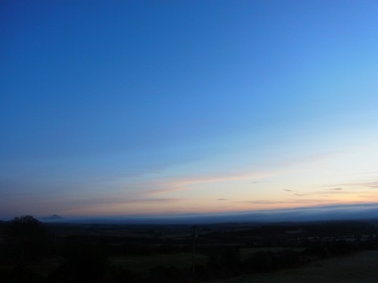 8 Feb, am 7:49. Beautiful blue sky and sugar loaf this morning to open a wonderful Sunday. ２月８日（日）午前７時４９分。ほんとに良い天気　静かな日曜日　家中の掃除で身体を動かして時差ぼけにまけないぞう。