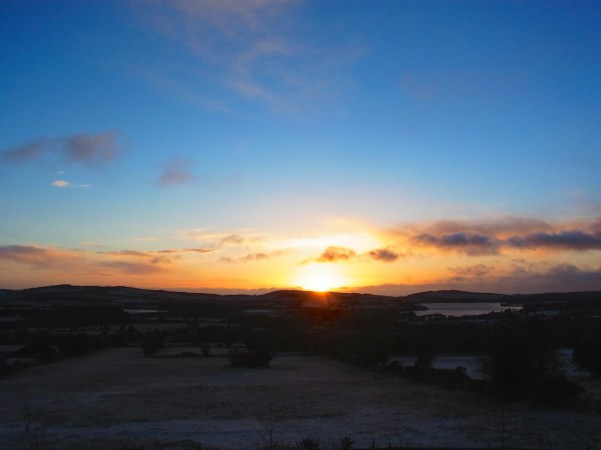 ２月２３日（月）朝７時３２分。さぶかった〜！！でも元気にウオーキング行ってきました。まだ春は遠い。