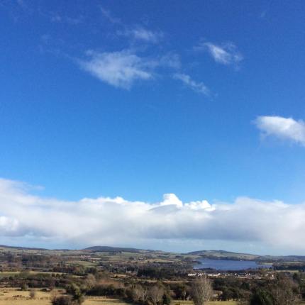 That is Irish!!!! 5 minutes ago it was snowing. Can you imagine? 5分前は雪が降ってたんですけど、なにか？あきれてしまう、アイルランドの天気。