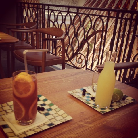 昔のプールが素敵なお店になってるところで、お茶しました。マダム気分。レモネード美味しかった！！ C'est un endroit très spécial pour Sanae! Souvenir d'enfance pour elle, comme elle habitait au dessus de cette piscine. Chouette moment avec de la limonade, très frais, très chic!