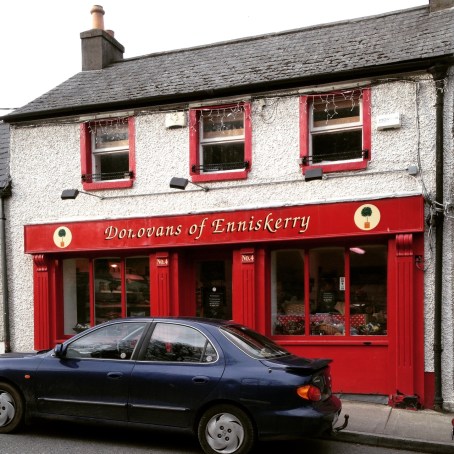 エニスケリーで見つけた小さな食料品店 Dans le village d'Enniskerry, on a trouvé ce magasin. Ils ont du fromage de Comté!!