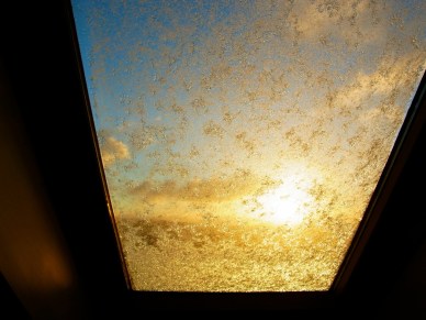 3月2日の日の出が凍った窓に映ってきれい! le 2 mars. Un matin gelé!!