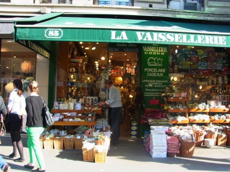 ぽかぽか暖かい午後のお散歩＠rue de rennes  Sachan de Paris nous a indiqué des magasins intéressants rue de Rennes. La Vaissellerie!! Montagne de trésor...