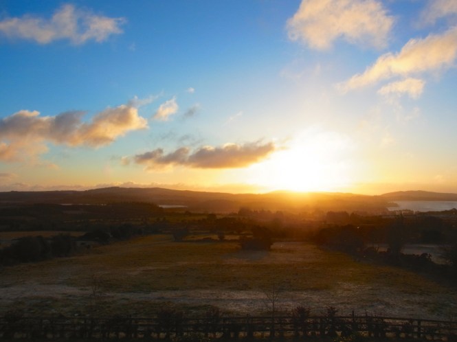 朝起きたら窓に雪が凍りついていましたが、元気な日の出が見られました。光が春らしくなってきたけど、まだ風がごーごー強く、寒いです。今週も元気で過ごしましょうね！ ３月２日（月）午前７時３１分撮影。