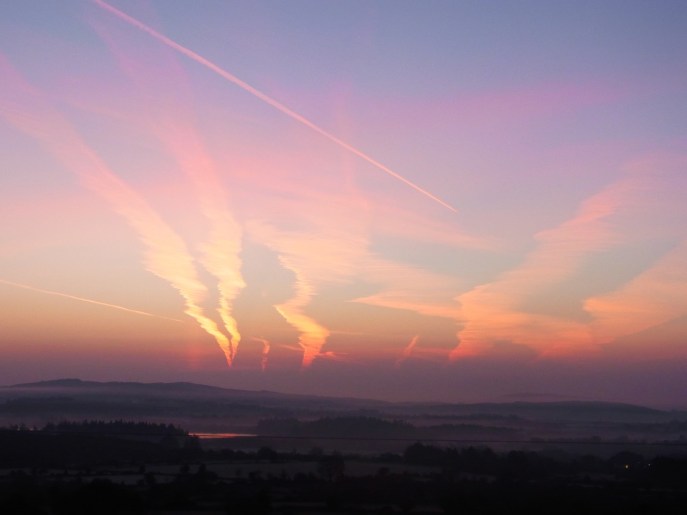 0319am0610 Une journée bien printanière, très ensoleillée. とても春らしく気持ちの良い一日でした　３月１９日の夜明け前　午前６時１１分の撮影。