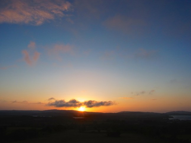 0324am0628　　　３月２４日（火）朝６時２８分撮影の日の出。この数日　気になっていた心配ごとが少し山を越した感じで、ほっとしています。今日は風が強かったけど、春らしく青空が広がりました。朝は白い飛行機が飛んでるのが見えました。