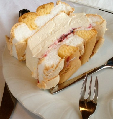 これが名物の「シュニッテ」というクリーム重ねふわふわケーキ。