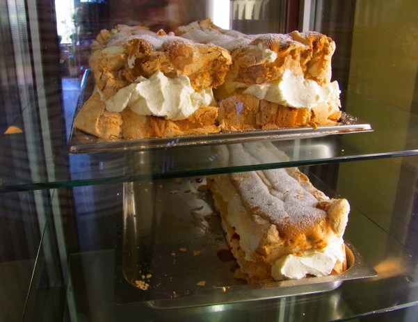 レストランのおばあちゃんの手作りらしい。巨大な長いケーキが入り口近くの冷蔵庫に横たわっていました。