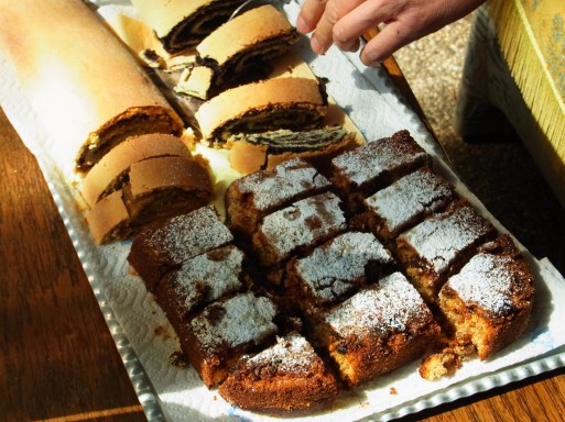 おばあちゃんの手作りのお菓子をごちそうになりました。Les gâteaux de la maman de Lisi.
