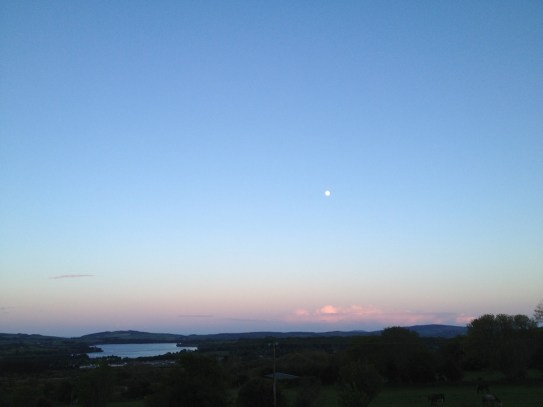 月最後の夜　美しいお月さんで静かに暮れていきます・・・なんて今日は快晴＋真っ青な空と真っ黒雲にざーざー雨と、激しい雹と、虹と、また青い空とかいろいろ出て、それでも村の友だちの家では庭でバーベキューパーテイーしてたアイルランド人たち・・・たくましいわ〜。。。