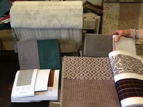 ５月１９日　内装の相談。ソファーや椅子の布地とか窓のローマンブラインドとか。楽しみです！！　19 mai, discussion avec nos décoratrices pour choisir les couleurs, les tissus etc.... Waoooh chouette!! 