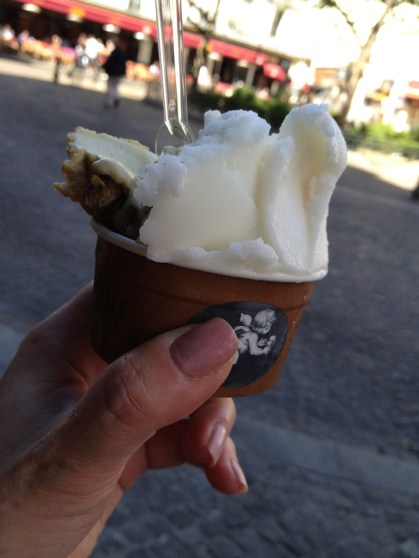 la glace sur la Place de la Contrescarpe!! なつかしい広場のところでアイスクリーム！！　学生のころよく来ていた場所です。