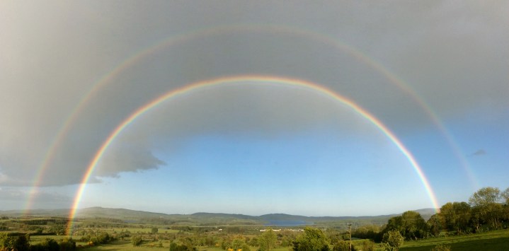 0605pm1919　　６月６日の午後１９時１９分　すごい二重の虹！！
