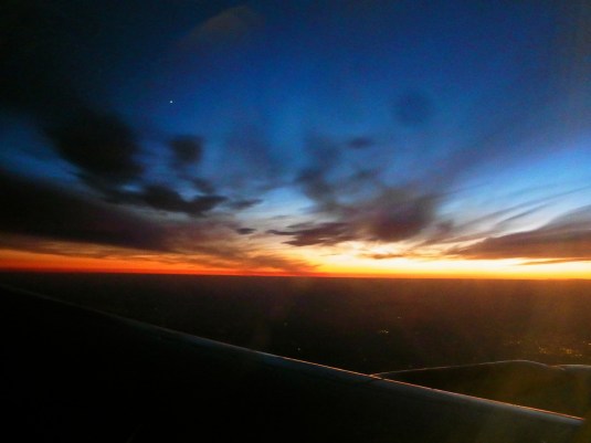 0619pm2054　　６月１９日　午後２０時５４分　パリから帰りの飛行機から見た夕焼け　