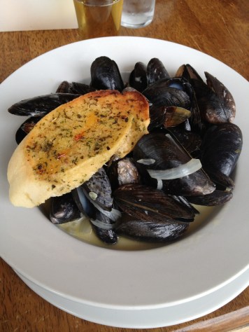 遅いランチ（午後３時ごろ！）にムール貝。癒された〜　Les moules marinières pour déjeuner à 15h. Extras! 