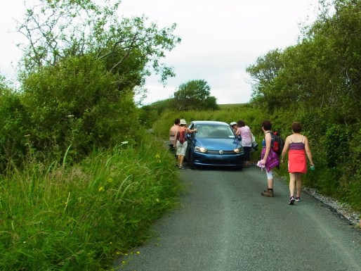 なんとマリーが車で迎えに来てくれました！！　実は足の不自由な彼女はそこらを適当にドライブして景色を眺めて、「海岸のほうへ行ってみようかなー」と走ってたら、偶然　出くわしたというわけ。奇跡だあ〜！！　