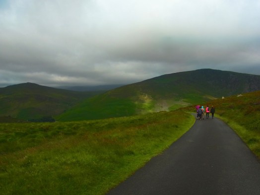On descend vers la vallée.谷のほうへと下る、かなり急な道をたどって行きます。ここで既に「登って、降りた」。