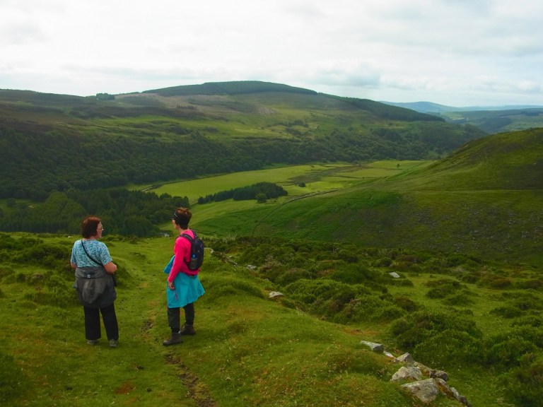 「はあ〜？？？ロッホダンはどっちでしょ？」なんだか道を間違えたみたい。。。 Mmmmm on est en haut de cette colline, mais one ne voit pas par quel chemin on peut atteindre l'autre lac au bout de la vallée: Loch Dan!! On dirait qu'on s'est perdues...
