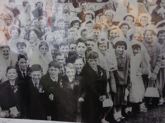 村の小学校の建物で、古い写真の展示をしてました。昔も今も、子どもの元気パワーは変わりませんね。