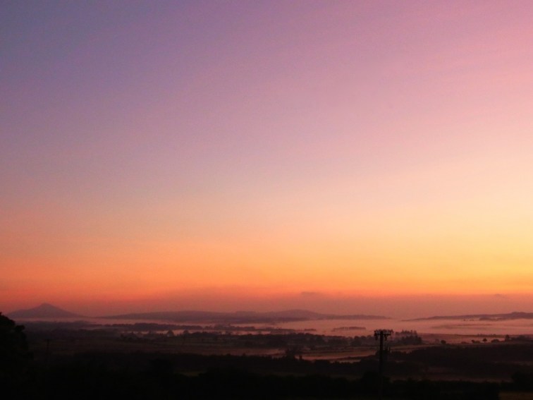 0930am0701　９月３０日　月末のこの日も美しい朝焼け。霧が出て幻想的。