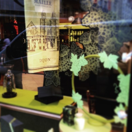 帰りにデイジョンの町へ。本店で美味しいマスタードを買いました。Moutarde de Dijon, chez Maille. 