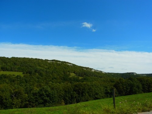 会場のフラジェに向かう途中の山々は、このあたりの典型的な景色。