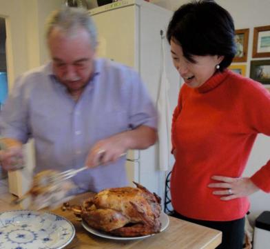 geflügelmeißter Morris lovingly carving Turkey the Turk no.1 !! (and only watching Sachan) これはきのうの七面鳥。きょうもまた連続で七面鳥。・・・というのは過去のこととなった！！