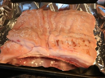 どどどーん！！　1.5kgのバラ肉です。いつもは小さく切ってもらうけど、今回は丸ごと。見かけはチョットあれですが味は美味しい。次のときは肉屋さんで皮に切れ目を入れてもらおう。