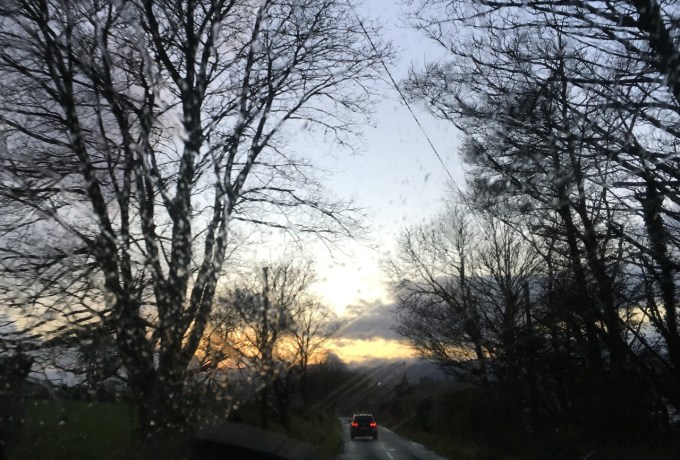 1224pm1614 クリスマスの買い物に行った帰り道のたそがれ。ラウンドウッドのダム湖の日暮れもとても静かで美しかったです。