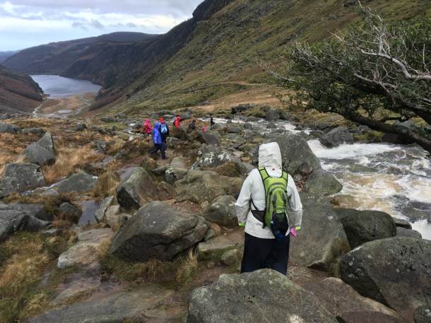 橋を渡って、下り道にかかります。大雨が続いているので川はすごい濁流でした。　La descente, après avoir traversé le ruisseau, qui est torrentiel en ce moment. 12h50 