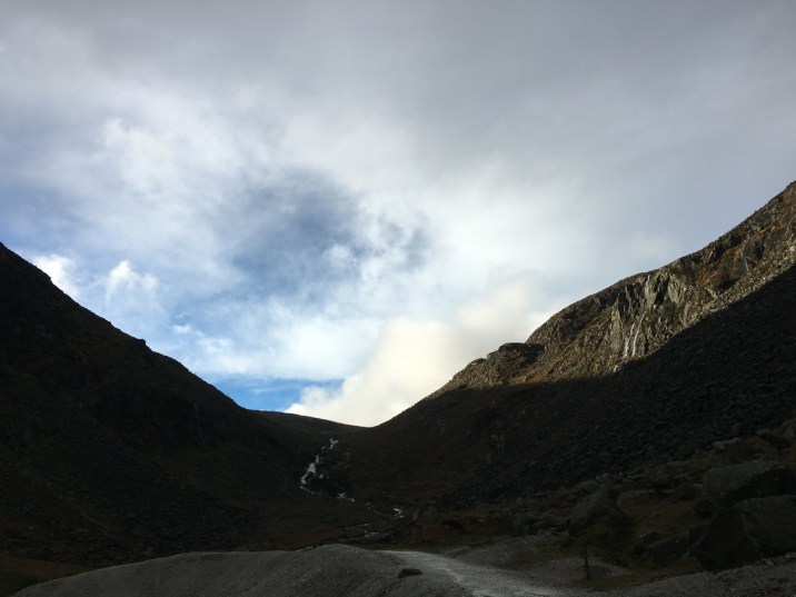 13h25　On est arrivés dans la valée et à la fin c'est un chemin tout plat jusqu'à l'hôtel. Il faisait nettement meilleur et on a croisé pas mal de gens qui arrivaient marcher. 谷底の鉱山跡まで降りてきました。ここからは上の湖に沿って平らな道を戻るだけなので楽ちんです。天気もすっかり回復して、山肌にさしかける陽の光がきれいでした。