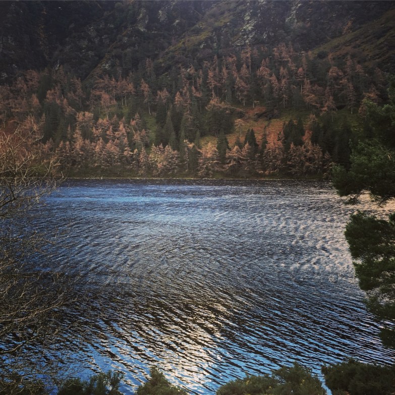 13時36分　帰り道の上の湖　Upper Lake, 13h36.　Le lac du haut qui reflète le ciel bleu. 
