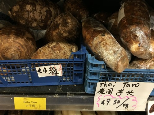 この謎の野菜たち。。。いつもは横目に見ているだけだったけど、今回は里芋がないのだから　やってみなくちゃってことで。。。両方を買ってきました。