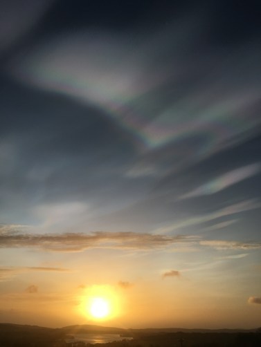 不思議な「真珠母雲」の見られた2月2日 朝8時28分 Drôles de couleurs, les nuages nacrés, 2 février am 8h28