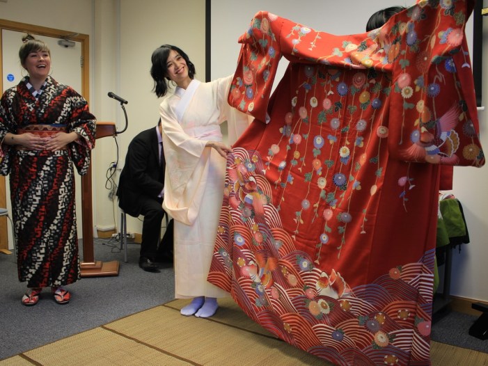 これから、この着物を着ます。Avant de commencer, elles ont montré le Kimono de Akiko san.